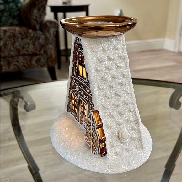 Bath & Body Works Gingerbread House Candle Holder LIGHTS UP - Picture 4 of 6